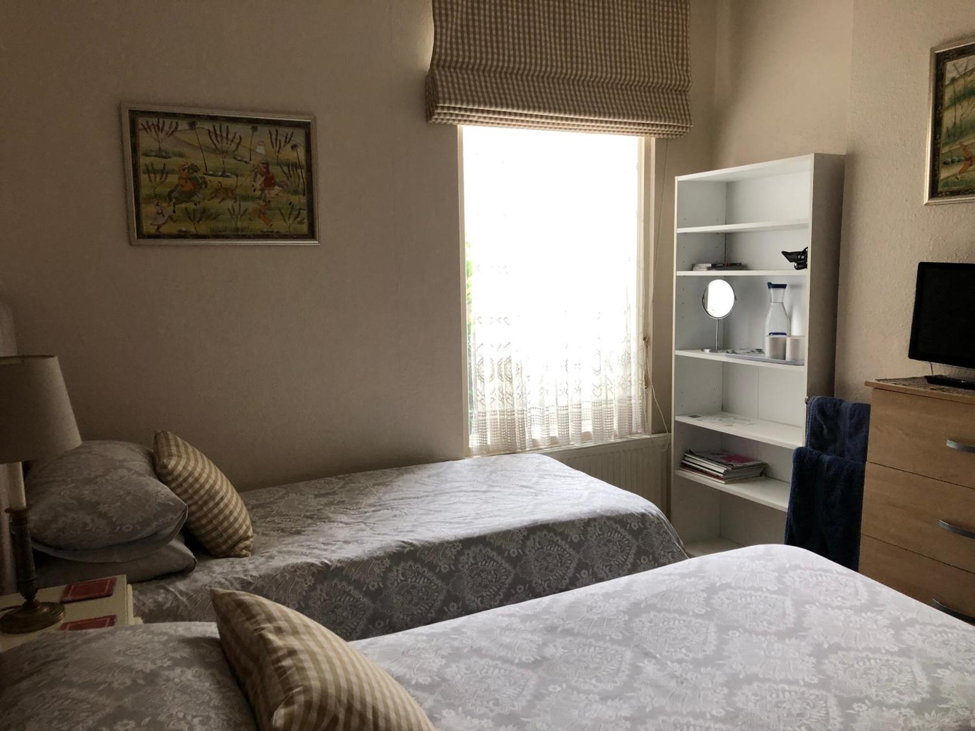 Helena Host Family Bed & Breakfast Лондон Екстериор снимка
