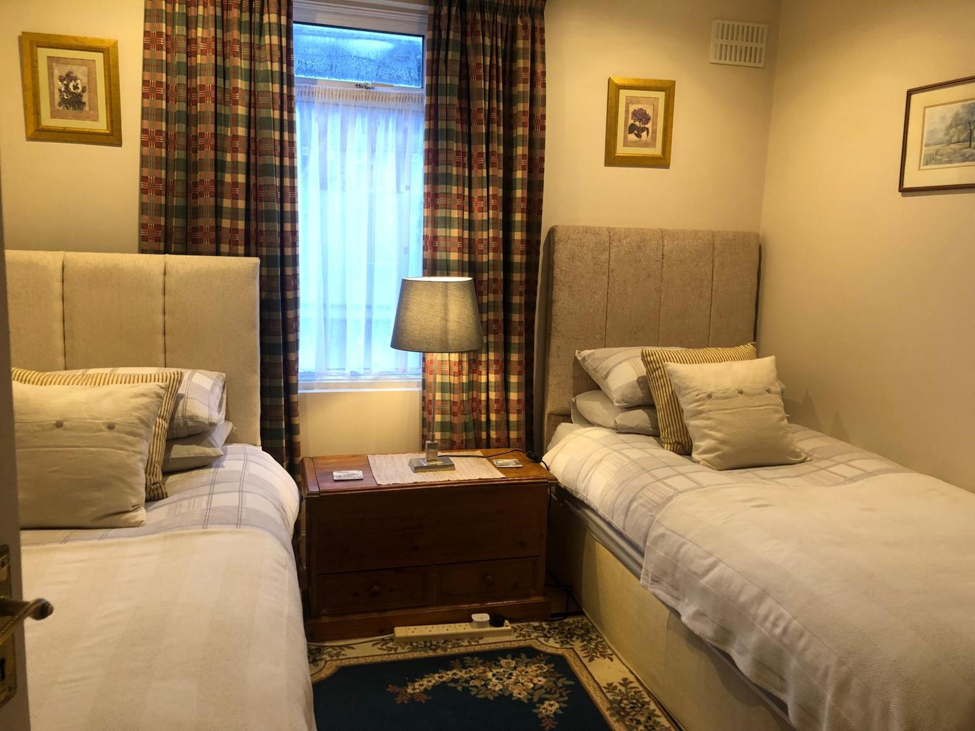 Helena Host Family Bed & Breakfast Лондон Екстериор снимка